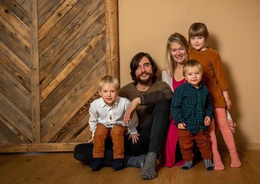 Stefanie und Simon Hackl mit Maya, Lorenz und August 